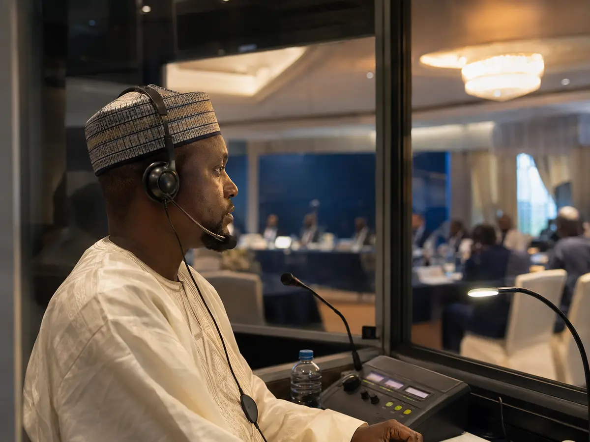Interprétation simultanée en cabine lors d'une conférence au Mali