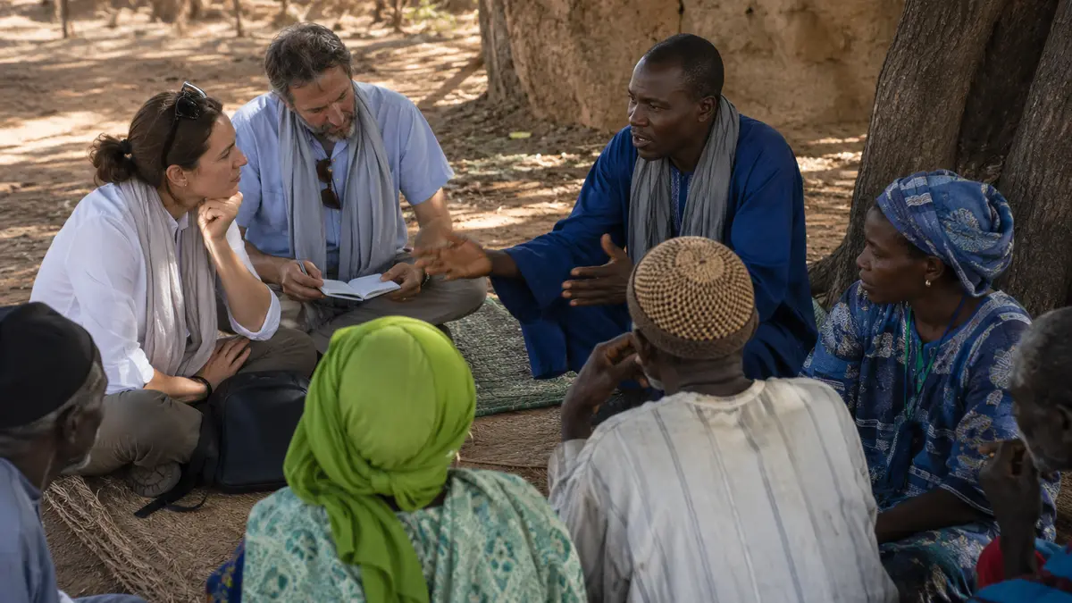 Interprète en langues nationales accompagnant une mission ONG sur le terrain au Mali